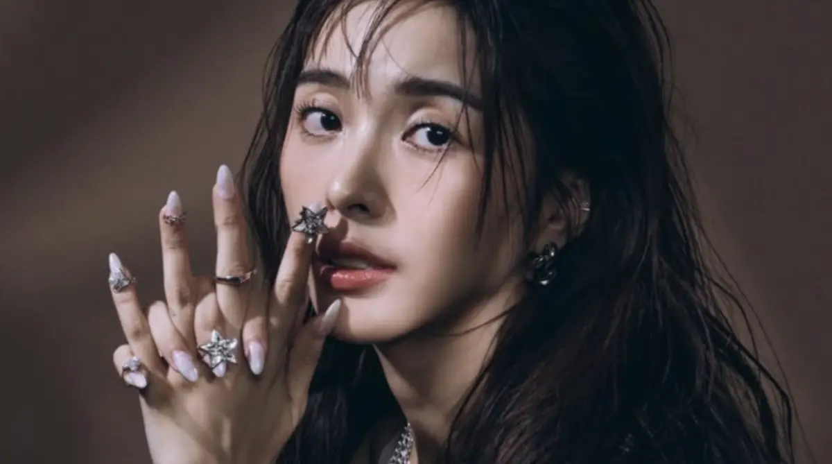 ▲曾以「夏乙薇」名字闖蕩演藝圈的「玥熹」，經歷痛失爸爸低潮後，正式以全新身分回歸，成為知名時尚飾品品牌的全新形象大使，為了拍攝形象照突破她出道以來最大的尺度。（圖／翻攝自玥熹IG）