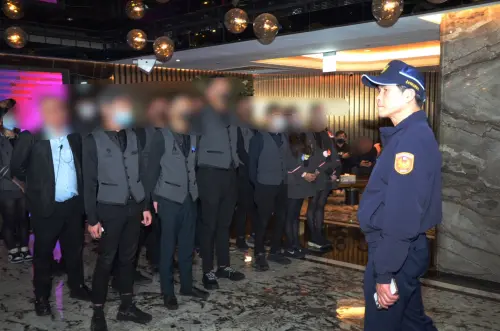 台北市警局執行掃蕩黑幫專案,警察局長李西河也到中山分局視察並親自率隊臨檢。(圖/台北市警局提供) ▲台北市警局執行掃蕩黑幫專案,警察局長李西河也到中山分局視察並親自率隊臨檢。(圖/台北市警局提供)