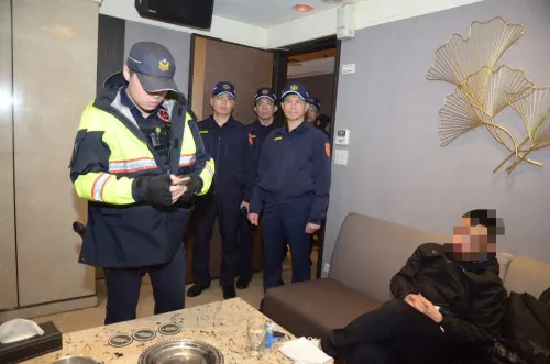 台北市警局執行掃蕩黑幫專案,警察局長李西河也到中山分局視察並親自率隊臨檢。(圖/台北市警局提供) ▲台北市警局執行掃蕩黑幫專案,警察局長李西河也到中山分局視察並親自率隊臨檢。(圖/台北市警局提供)