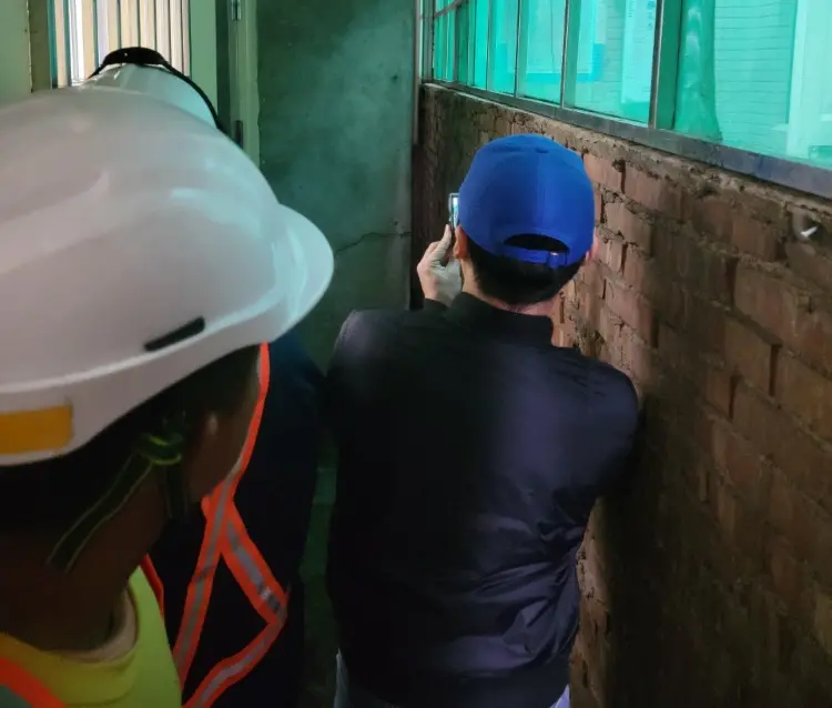 ▲因住戶未能配合自行退縮，經工務局違章建築處理大隊確認該住戶屋後有違建事實，依法開立違章建築處分書，並於13日起執行屋後違建拆除作業。(圖／高市府水利局提供)