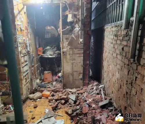 ▲工務局違章建築處理大隊確認該住戶屋後有違建事實，依法開立違章建築處分書後執行屋後違建拆除作業。(圖／高市府水利局提供)