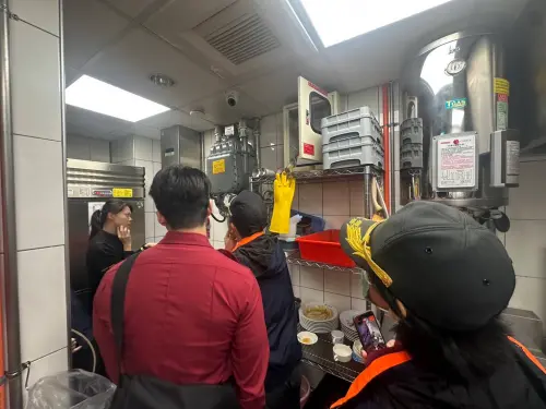 ▲為防止氣爆意外重演，高雄市消防局於昨日晚間突襲檢查10家百貨商場安檢，皆未發現重大缺失。（圖／高雄市消防局提供）