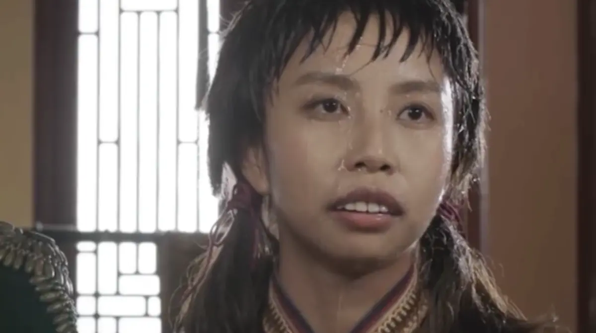 ▲何泳芍成新版「齙牙珍」！她在《痞子無間道》致敬周星馳電影《功夫》，超醜滑稽外型亮相，而何泳芍本人卻擁有超美臉蛋及火辣身材，簡直判若兩人。（圖／翻攝自何泳芍IG）