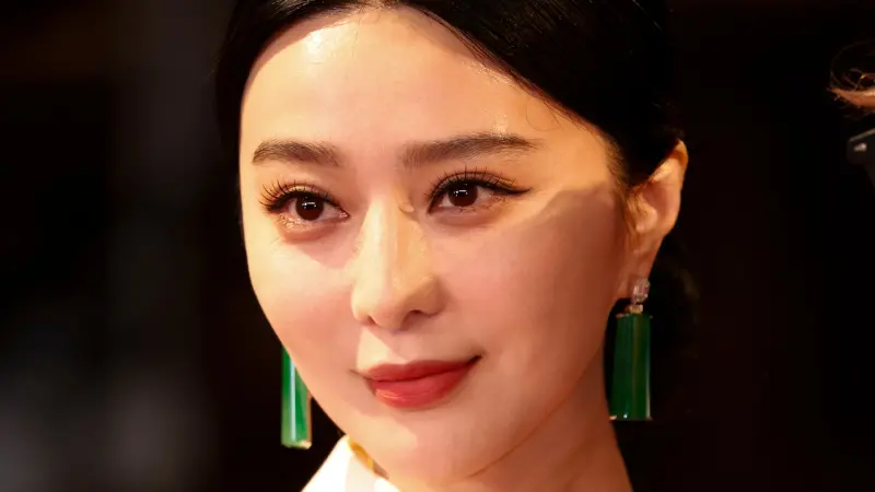 ▲范冰冰現身柏林影展紅毯，當地氣溫負2度又下雪，她穿上露單肩高訂禮服，外國記者不停喊她的英文名字「Bingbing」。（圖／美聯社）