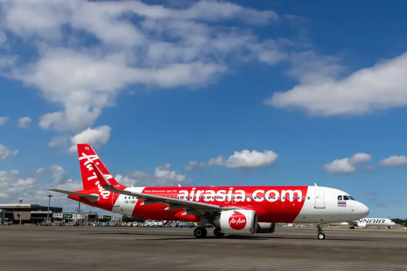 ▲「AirAsia亞洲航空」宣布2025年第一檔大促銷將開跑，0元機票優惠再次重磅回歸，明（15）天中午12:00開搶，優惠至2月23日。此次大促銷涵蓋AirAsia廣泛的航線網絡，其中台北飛沙巴、台北飛吉隆坡、高雄飛曼谷（廊曼機場），皆是單程未稅價0元起。（圖／AirAsia提供）