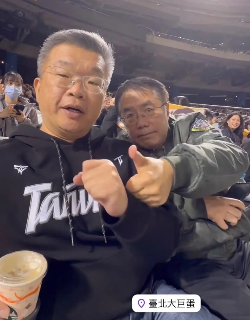 ▲台中民進黨立委蔡其昌和台南市長黃偉哲昨（13）一起到大巨蛋看球賽，2人同框比讚。（圖／取自黃偉哲社群媒體）