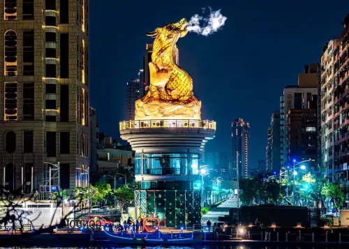 ▲位於高雄愛河的2001年高雄燈會主燈「鰲耀龍翔」展出24週年，觀光局特別於春節過年期間重新點亮鰲燈，並搭配古典音樂、燈光變化以及旋轉噴煙效果，重現24年前蛇年主燈鰲燈的美麗風采。（圖／高雄市觀光局提供）