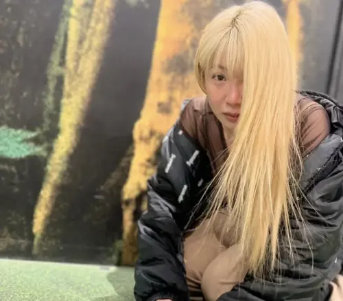 郭書瑤穿透視衣、素顏被街頭攝影搭訕！火辣成品竟變成跪地乞討照
