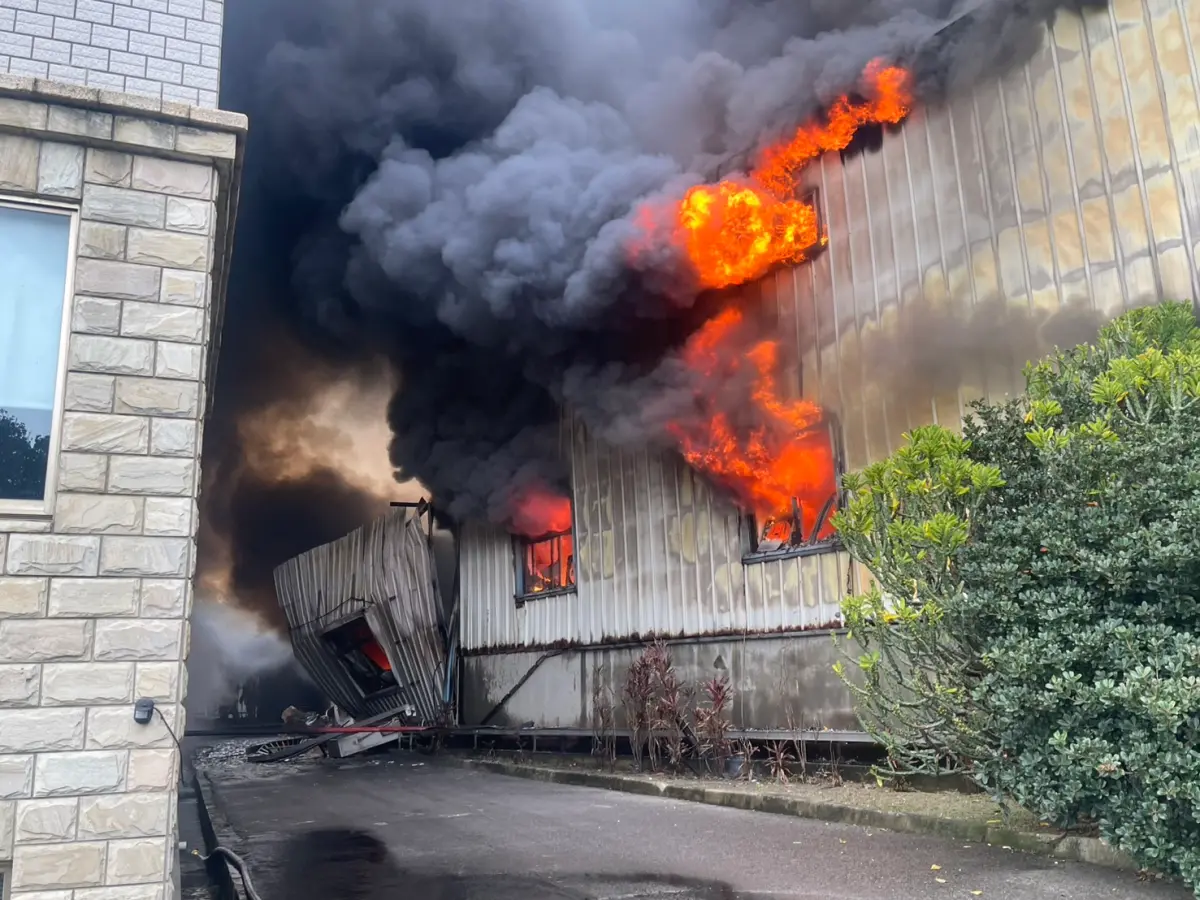 ▲新竹市香山區化工廠上午11時16紛傳出火警消息，火時燃燒相當猛烈，且內部存放化學藥劑，目前消防隊員鄭搶救中。（圖／新竹市消防局提供）