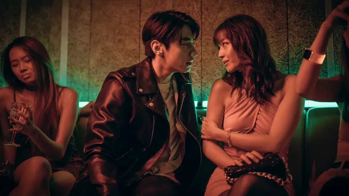 ▲《死了一個娛樂女記者之後》王渝萱（右）飾演的菜鳥記者，在夜店極樂毒趴中離奇身亡為開端，結局也揭露她其實是為了新聞自己從陽台跳下去。（圖／鏡文學）