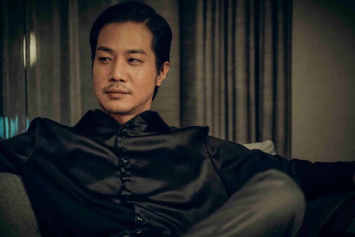 ▲薛仕凌（如圖）在《死了一個娛樂女記者之後》中飾演狗仔，為了追查同事的死亡真相，假扮富商跟網紅滾床，揭露娛樂圈潛規則。（圖／鏡文學）
