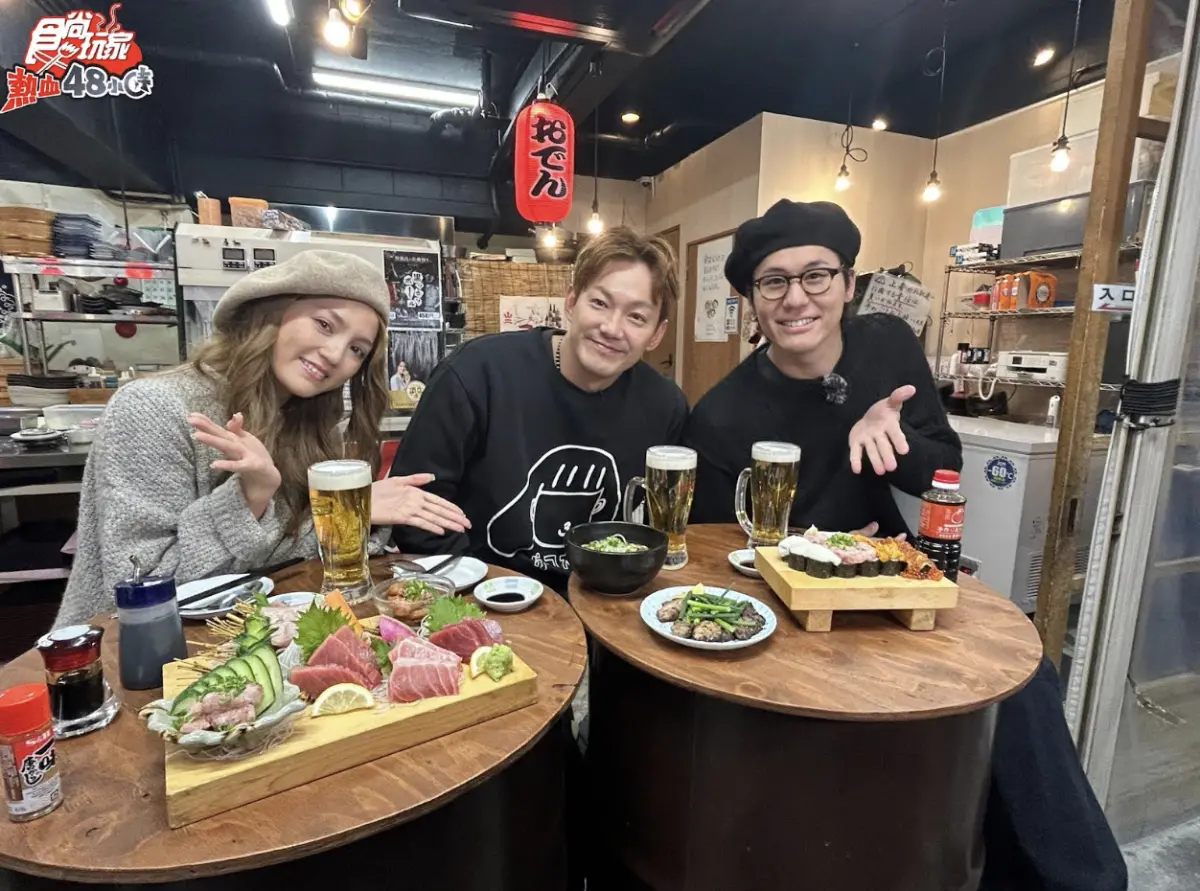 ▲朵拉（左起）、威廉及風田到日本出外景，朵拉趁著酒醉大哭吐露內心話，慚愧自己格格不入：「你們主持得這麼好，是不是不需要我了？」（圖／TVBS提供）