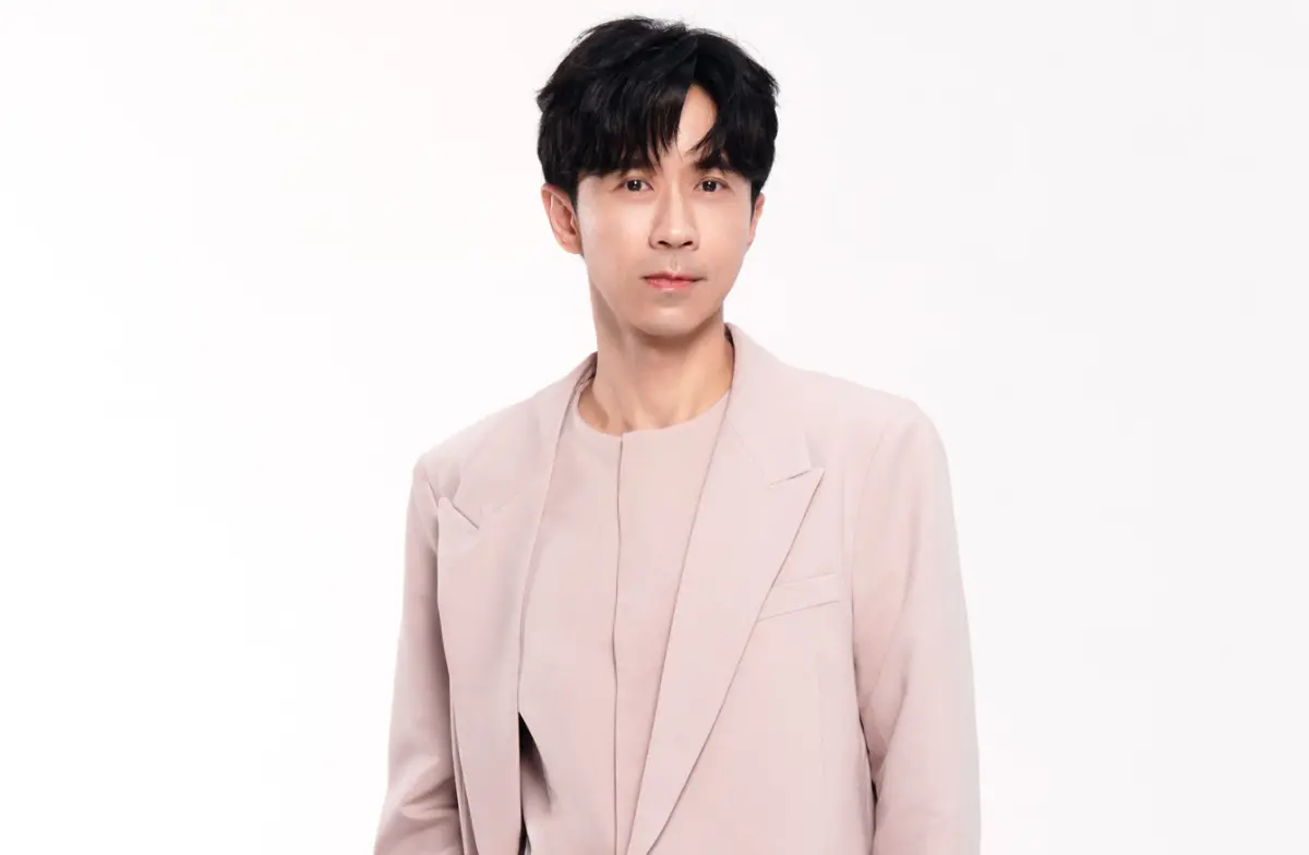 ▲54歲光良已經單身多年，今日情人節突透露推出新歌〈類情人〉向粉絲告白，還笑說自己的另一半是工作，有家人、朋友和粉絲的陪伴就不孤獨。（圖／星娛音樂提供）