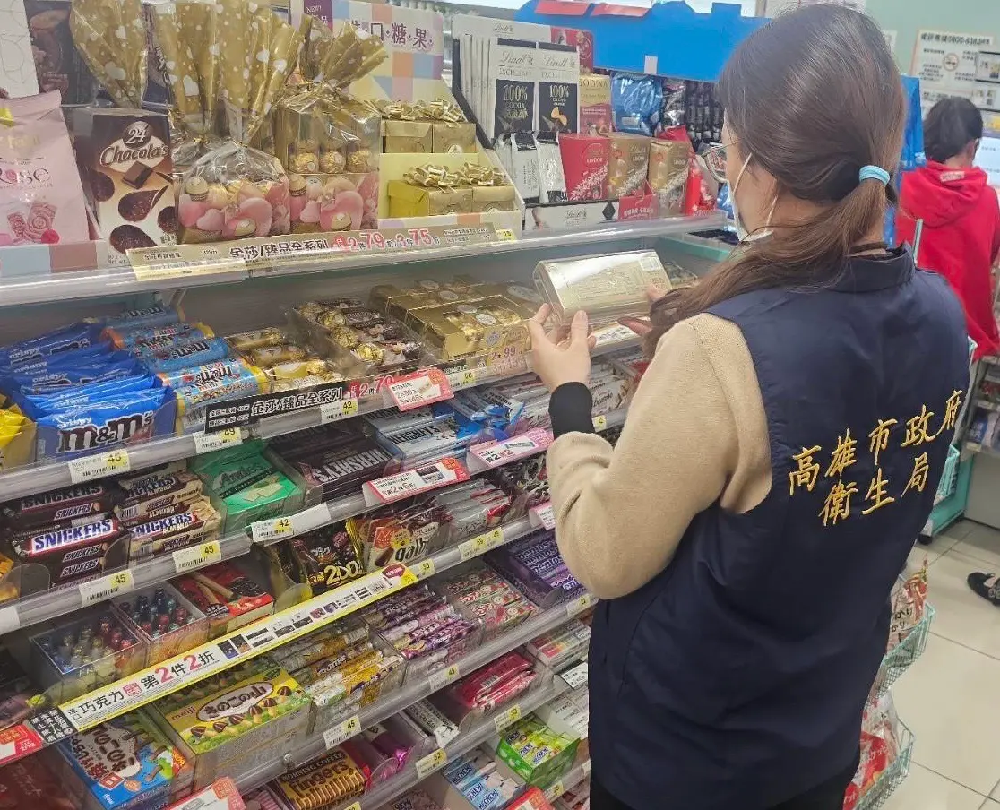 ▲高市衛生局進行式市售巧克力稽查。（圖／高市衛生局）