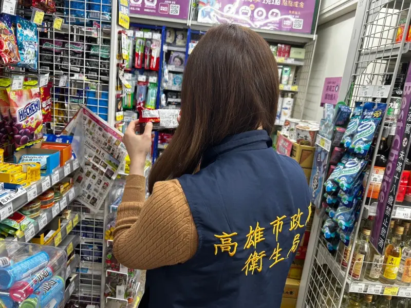 ▲食藥署啟動「114年度巧克力製品製造業稽查專案」。圖為高市衛生局日前進行式市售巧克力稽查。（圖／高市衛生局）