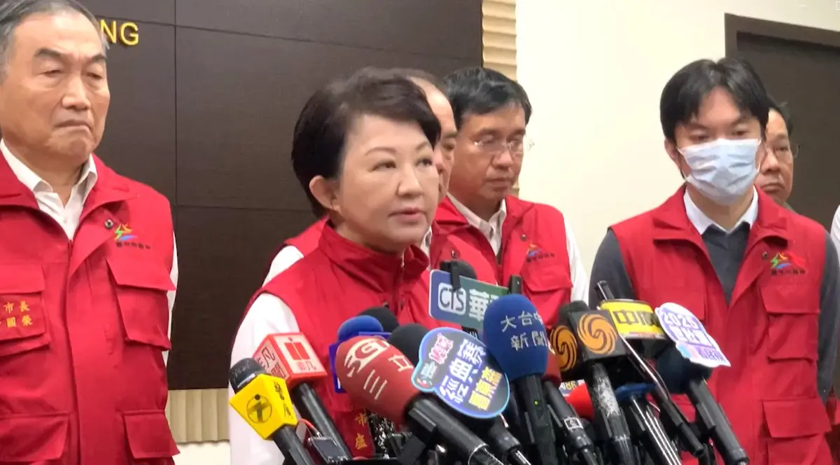 ▲盧秀燕被問到遭網友出征，臉色頓時變得難看，回答「第一時間請先讓我們全心救災」。（圖／記者顏幸如攝，2025.02.14）