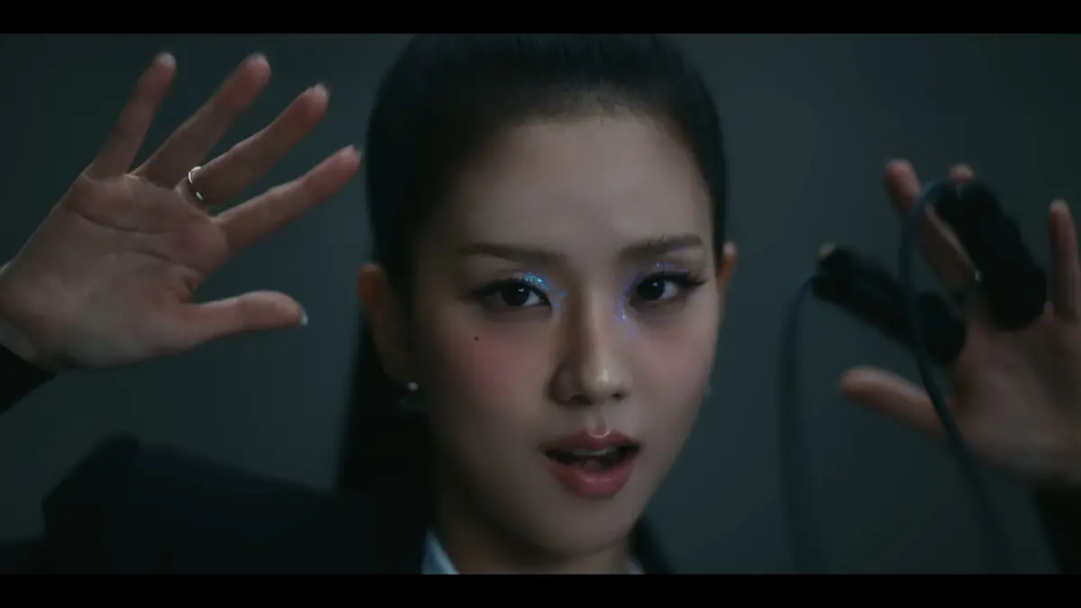 ▲Jisoo的新歌《earthquake》情人節上線，如實呈現「戀愛腦少女」秒讀秒回的模樣。（圖／JISOO YouTUbe）