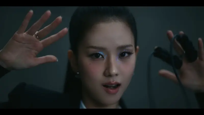 ▲Jisoo的新歌《earthquake》情人節上線，如實呈現「戀愛腦少女」秒讀秒回的模樣。（圖／JISOO YouTUbe）