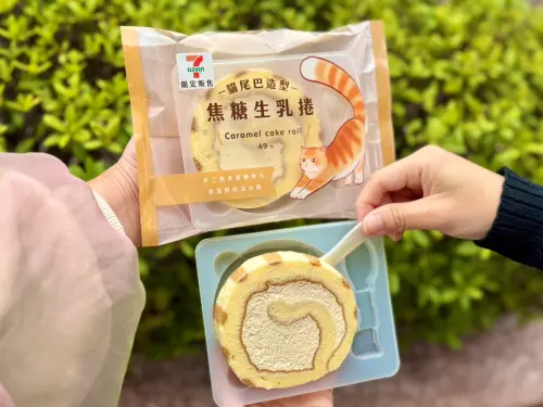 .貓尾巴造型焦糖生乳捲,經典6字捲柔軟戚風蛋糕捲入焦糖風味鮮奶油,售價49元。(圖/7-11提供) ▲.貓尾巴造型焦糖生乳捲,經典6字捲柔軟戚風蛋糕捲入焦糖風味鮮奶油,售價49元。(圖/7-11提供)