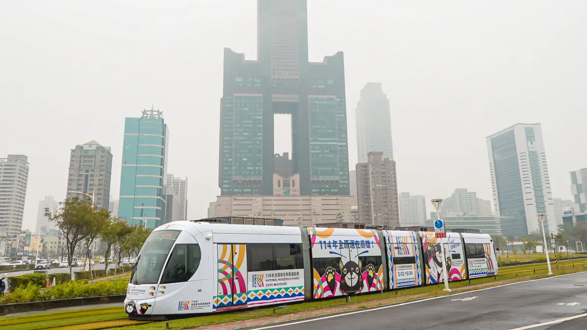 ▲114年全原運輕軌彩繪列車登場，拍下照片即可參加打卡抽一卡通活動。（圖／高市府運發局提供）