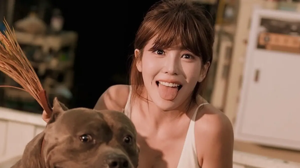 ▲壯壯（如圖）PO比基尼辣照慶祝情人節，其中一張側面視角，重現「人間水蜜桃」，讓粉絲驚呼聲連連。（圖／翻攝自壯壯IG）