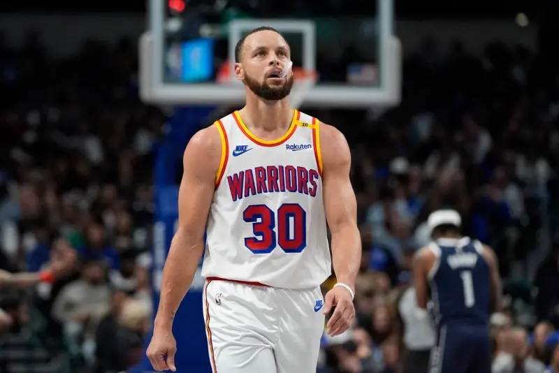 ▲Stephen Curry稍早比賽中砍下27分，率領勇士擊敗強敵火箭，賽後他被問到生涯晚期規劃，提到希望勇士能保持競爭力，自己不想走上跟洛杉磯湖人已逝傳奇球星Kobe Bryant一樣的經歷。（圖／美聯社／達志影像）