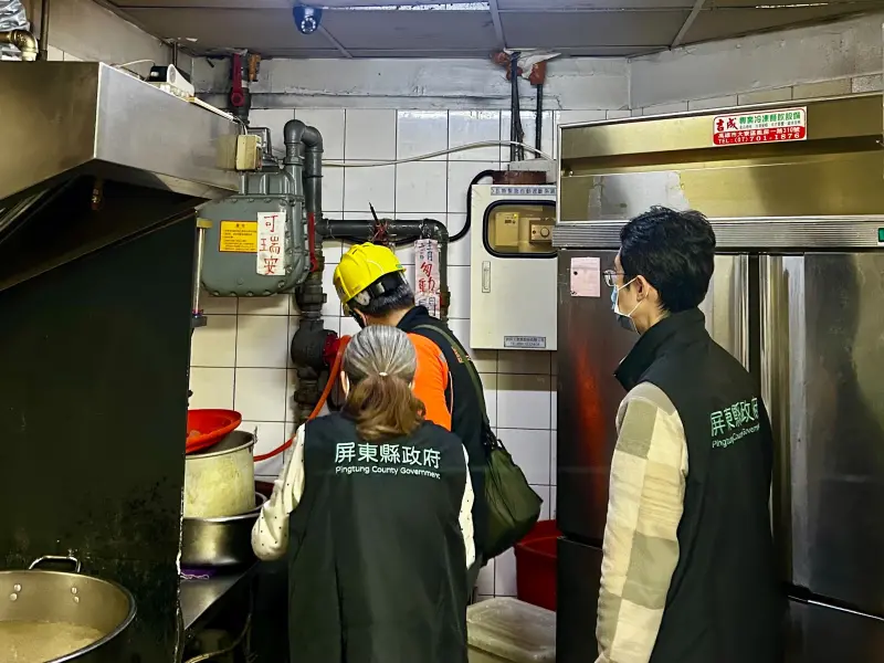 ▲屏東太平洋百貨商場美食街檢查瓦斯管線及消防聯合巡查。（圖／屏東縣府提供）