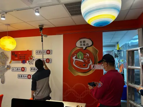 太平洋百貨消防煙霧偵測器檢查 ▲太平洋百貨消防煙霧偵測器檢查。(圖/屏東縣府提供)