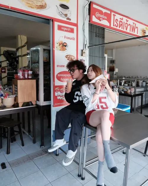 ▲納豆、依依在泰國拍輕婚紗照。（圖／依依IG）