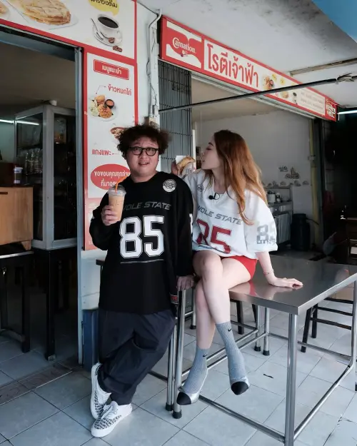 ▲納豆、依依在泰國拍輕婚紗照。（圖／依依IG）