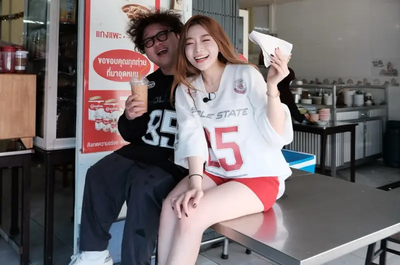 ▲納豆（左）和依依（右）一起衝到泰國拍輕婚紗照，依依曬出白皙辣腿，讓粉絲眼睛大吃冰淇淋，他們也分享婚後第一個情人節行程，是在工作當中度過。（圖／依依IG）