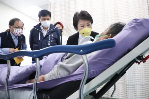 ▲去年底全聯倉儲大火9死8傷，台中市長盧秀燕低調前往童綜合醫院探視傷者。（資料畫面／台中市政府提供）