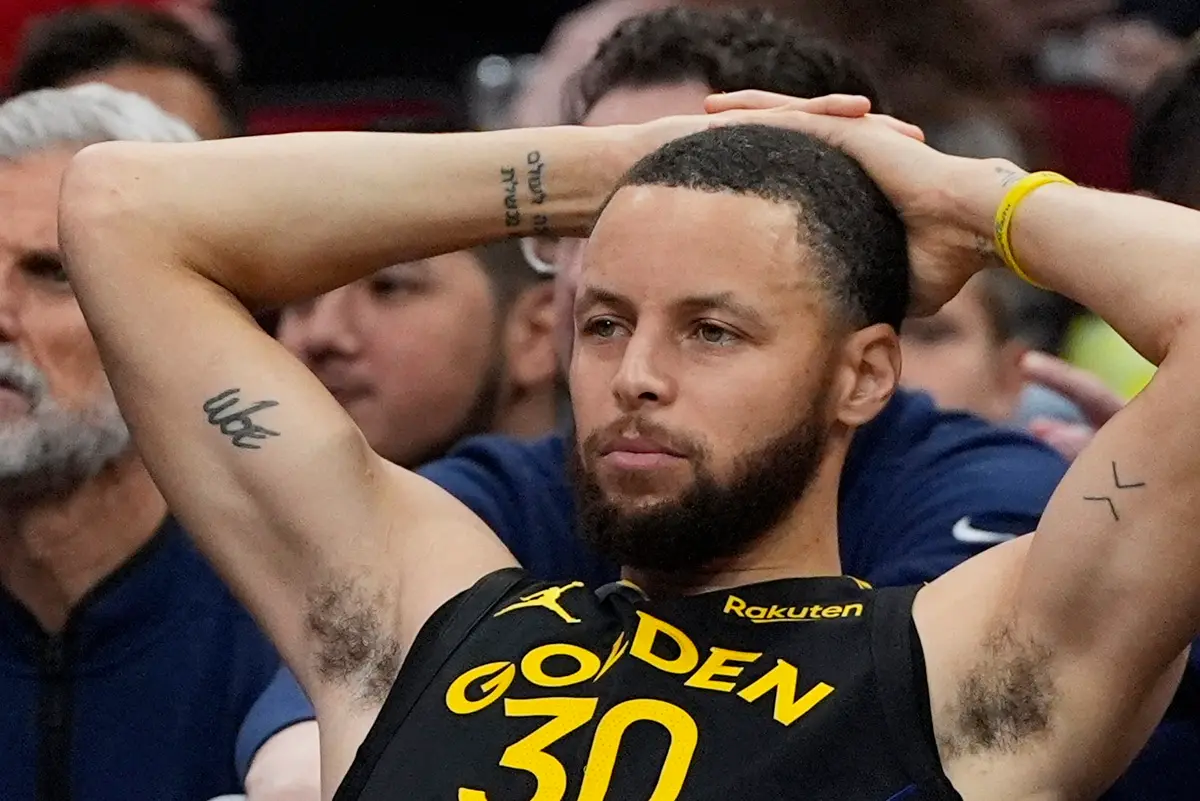 ▲金州勇士當家球星Stephen Curry在對陣多倫多暴龍的比賽中不慎摔倒，隨後返回更衣室接受檢查，具體傷勢仍有待觀察，他確定不會回歸本場比賽。（圖／美聯社／達志影像）