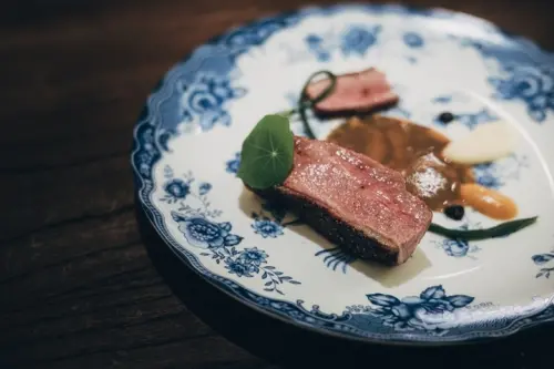 ▲啢啢餐桌運用現代料理手法與台灣文化結合做出創意料理。（圖／取自米其林指南官網）