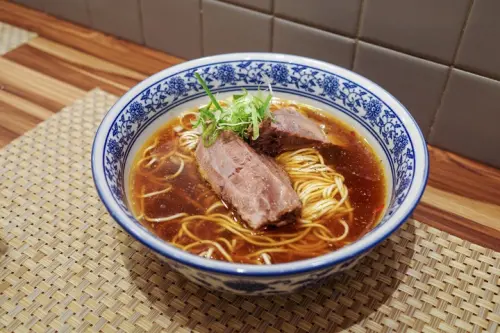 ▲江牛樓為日籍主廚開設，他曾經營拉麵店，雖是賣台灣牛肉麵，卻有點日式風味元素。（圖／翻攝米其林官網）