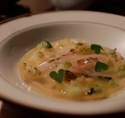 ▲繭小料理的日式佐酒料理，採用主廚每日在市場選購的食材，菜餚小巧精美。（圖／翻攝繭小料理臉書）