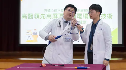 ▲高醫引進電場脈衝技術，由高醫心臟血管內科主治醫師卓士傑(左)與主治醫師陳力瀚示範電場脈衝如何守護心房顫動患者健康。（圖／高醫提供）