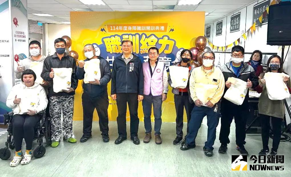▲高雄市政府勞工局舉辦身心障礙者職業訓練班開訓儀式，由勞工局局長江健興(左5)與博愛職業技能訓練中心主任黃俊榮(左6)共同主持。(圖／記者黃守作攝，2025.02.14)