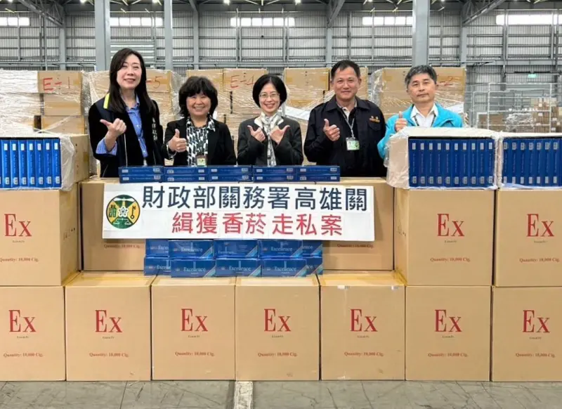 ▲財政部關務署高雄關緝獲轉口櫃非法走私香菸案，高雄關關務長劉芳祝(中)、副關務長張淑娟(左2)到場慰勉該關機動稽核組主任廖先鴻(右2)及旗津分關主任郭明發(右1)等有功人員。(圖／關務署高雄關提供)