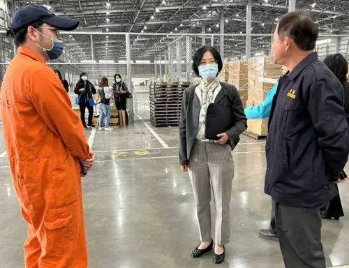 ▲關務署高雄關關務長劉芳祝(右2)到場慰勉有功人員。(圖／關務署高雄關提供)