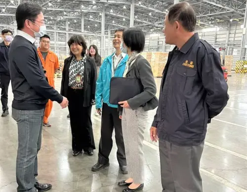 ▲高雄關副關務長張淑娟(左2)到場慰勉有功人員。(圖／關務署高雄關提供)