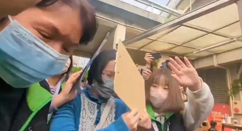 ▲在新光三越氣爆案中，傷亡的澳門遊客親屬今日下午抵達台中殯儀館，與澳門紅十字會代表相認鄧家祖父母遺體，結束後快步離開現場。（圖／翻攝畫面）