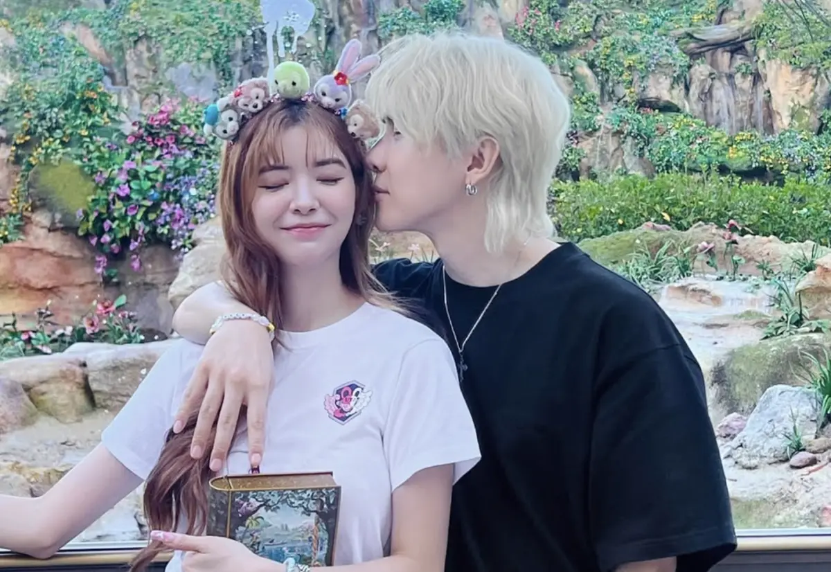 ▲蘇小軒（左）和唐禹哲認愛後時常放閃，在今（14）日西洋情人節，蘇小軒也PO出和唐禹哲零偽裝同遊迪士尼的照片，唐禹哲在她臉上甜蜜一吻。（圖／翻攝自蘇小軒IG）