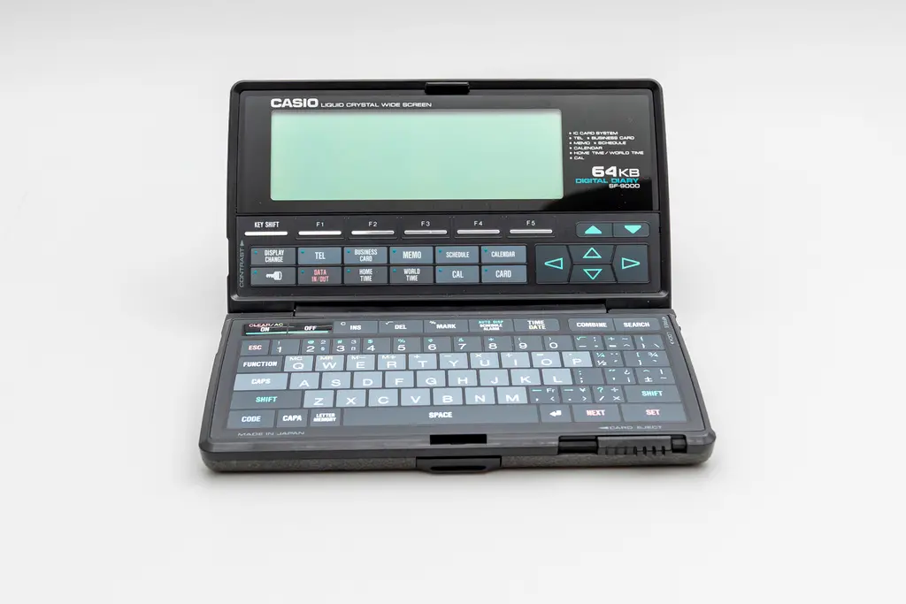 ▲日本老牌電機製造商卡西歐（CASIO）今（14）日宣布，停止開發電子辭典，因為智慧型手機的普及和少子化現象，讓電子辭典的需求不可逆的下滑。（圖／美聯社／達志影像）