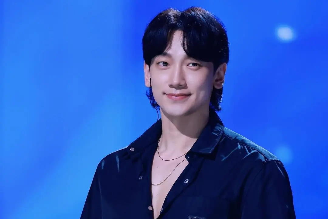 ▲Rain（鄭智薰）睽違15年重返高雄舉辦演唱會，《NOWnews今日新聞》特別整理他的5件小事，包含跟宋慧喬傳緋聞、和金泰希是南韓第一組D社元旦情侶、當過摔角選手，以及小時候家境不好，沒錢付媽媽的醫藥費，好在有朴軫永（JYP）出手相救，媽媽才得以多活2至3週等等。（圖／Rain IG）