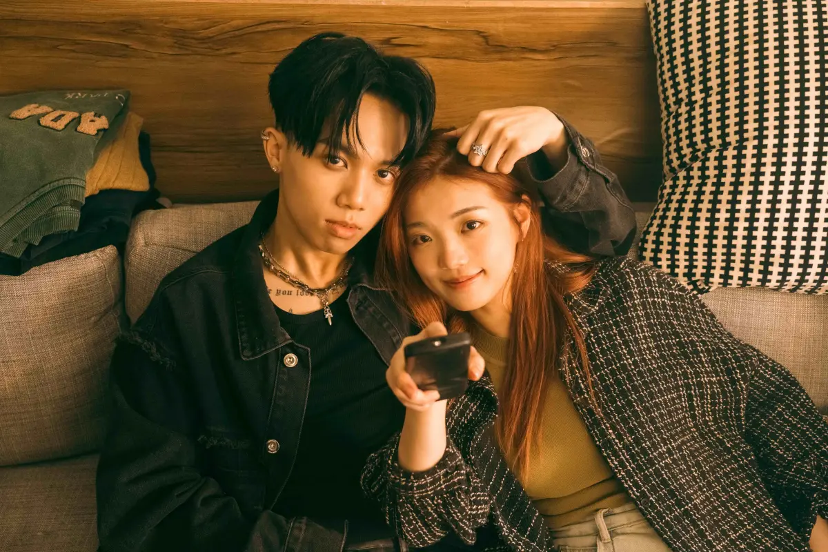 ▲嘻哈新人8lak（左）曾和派偉俊創作千萬單曲，這次推出新歌，他首曝過去慘痛感情史，透露曾遇到一個女孩教會他如何愛人。（圖／益想股份有限公司提供）