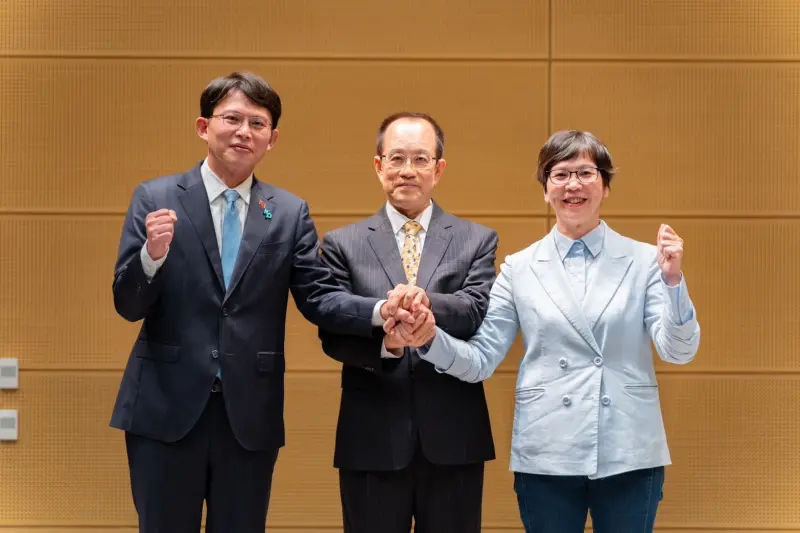 ▲民眾黨主席補選今天投票，將決定下一階段領導人是黃國昌還是蔡壁如。中為選委會主任監察員林富男。（圖／民眾黨提供）