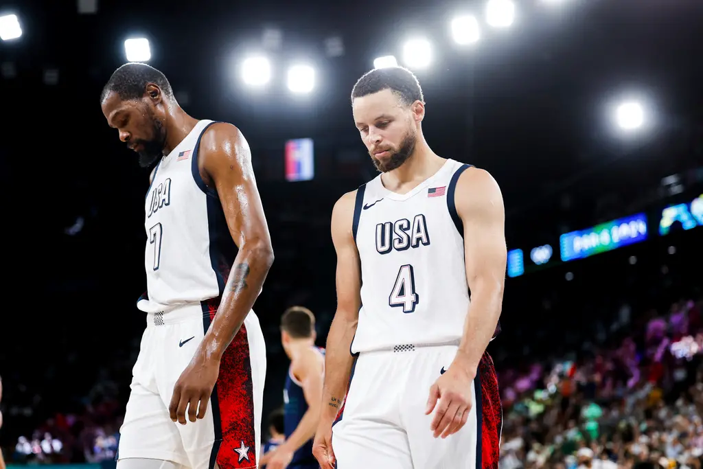 ▲金州勇士曾試圖迎回Kevin Durant與Stephen Curry再度聯手，但Durant最終拒絕這筆交易。對此，Curry首次公開回應，強調尊重Durant的選擇，並表示「沒有怨恨」。（圖／美聯社／達志影像）