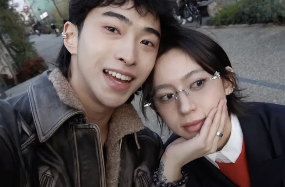 ▲庾澄慶的兒子小哈利（左）攜「老婆」碳酸（右）同遊東京，歐陽娜娜及歐陽娣娣全程竟當電燈泡，這趟旅程意外掀起網上一波「小哈利的老婆是誰」的討論潮。（圖／翻攝自YouTube）