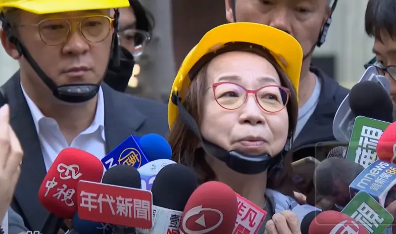 ▲新光三越營業本部長曹美虹14日出面召開記者會，提到目前員工全員帶薪休假，談到事件罹難者時，也哽咽表示會全力支援家屬做最好的安頓。（圖/Threads）